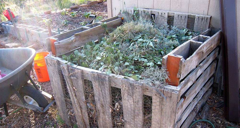 Construire un bac à compost peut être assez simple.