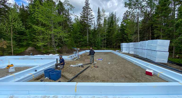 Maison sur dalle de béton. performante et écologique