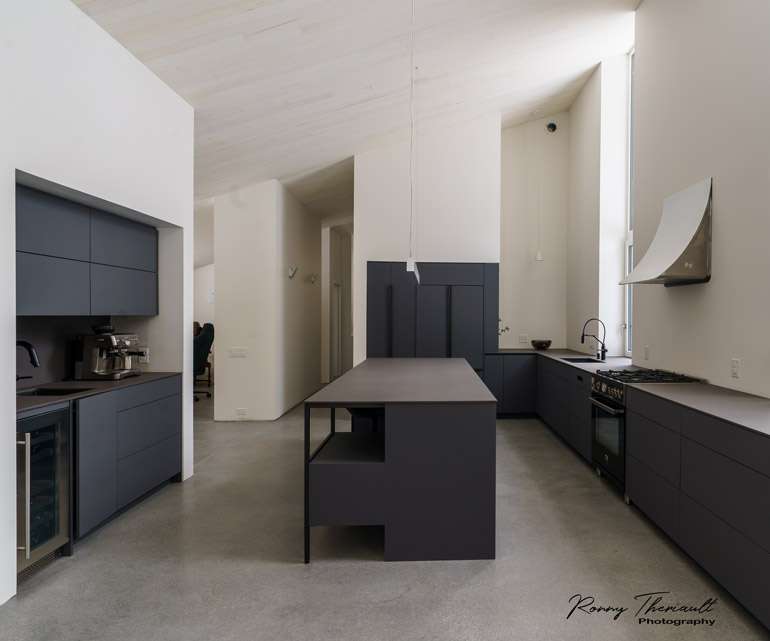 la  cuisine saine et minimaliste de la maison Atelier C certifiée LEED Platine