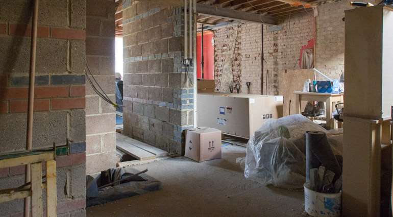 Niveler un plancher de béton au sous-sol 