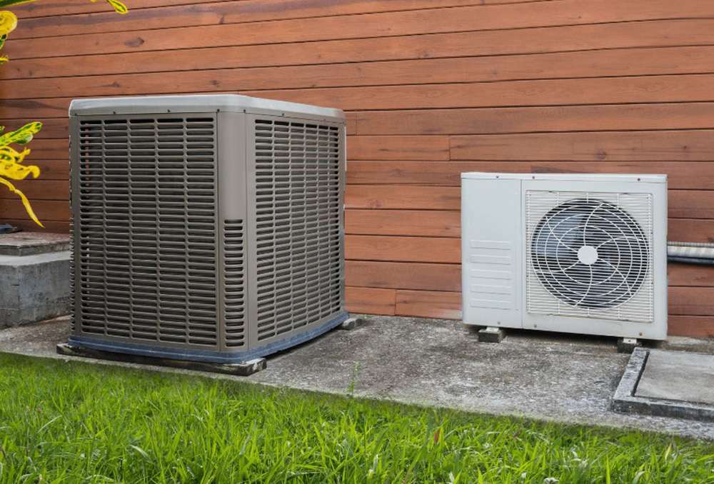 Deux unités de thermopompes à l'extérieur