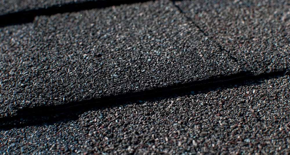 Le bardeau d'asphalte est composé de pétrole et de graviers