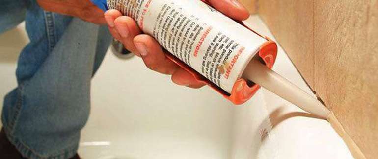 L'étanchéité autour des baignoires avec un mastic acrylique comme celui-ci peut provoquer une défaillance prématurée du joint et des fuites.