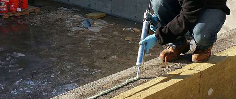 Le mastic à joints en polyuréthane est un produit de calfeutrage extérieur destiné à l'étanchéité des joints à mouvement dynamique, des joints de périmètre et de l'assise des meneaux, des panneaux et des cadres. 