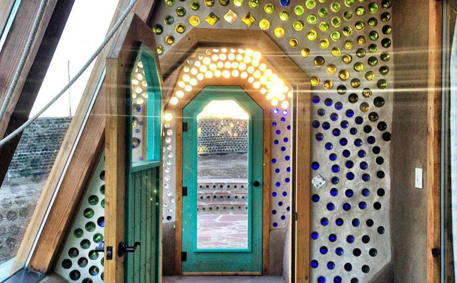 Utilisation des bouteilles de verre dans un earthship