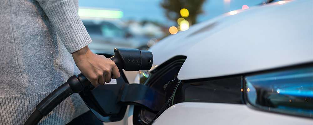 Recharger son VE dans la rue, à une borne de recharge publique