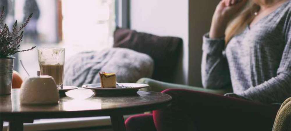 femme qui mange un dessert et boit un café
