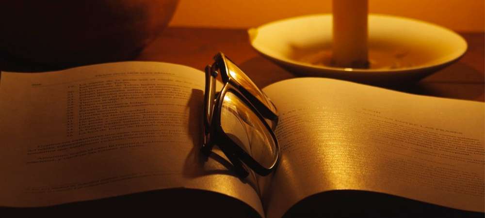 lunettes et livre