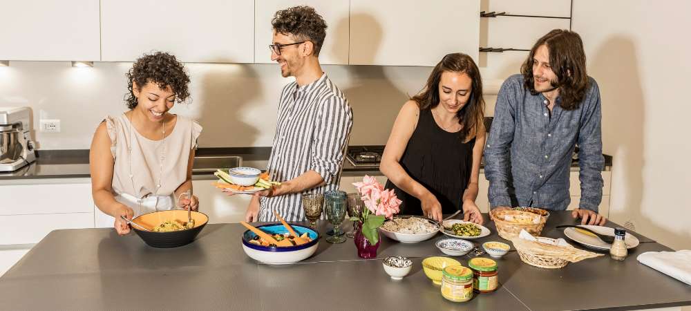 quatre amis qui cuisinent ensemble