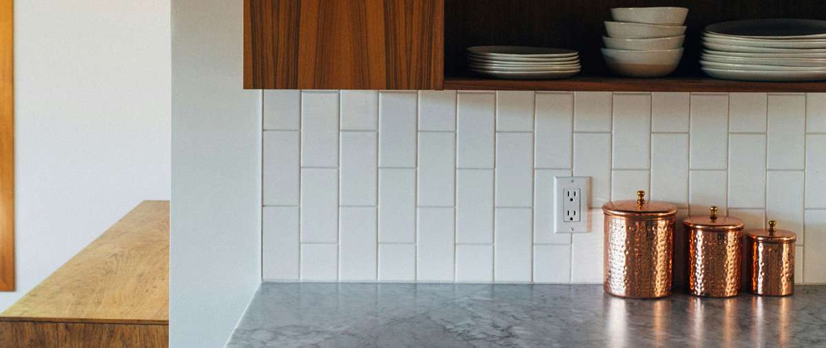 Matériaux pour le renouvelement des revêtement de mur de comptoir et armoires de cuisine au Québec