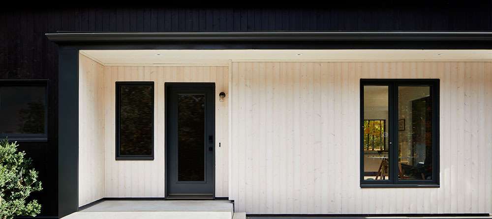 Rénovation du revêtement du bâtiment en bois