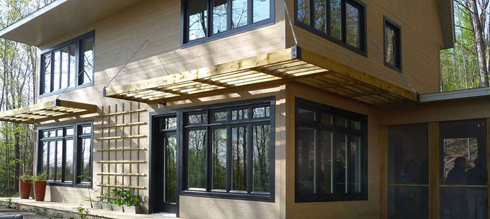 Installer des pare-soleil lors des rénovations extérieures pour prévenir la surchauffe
