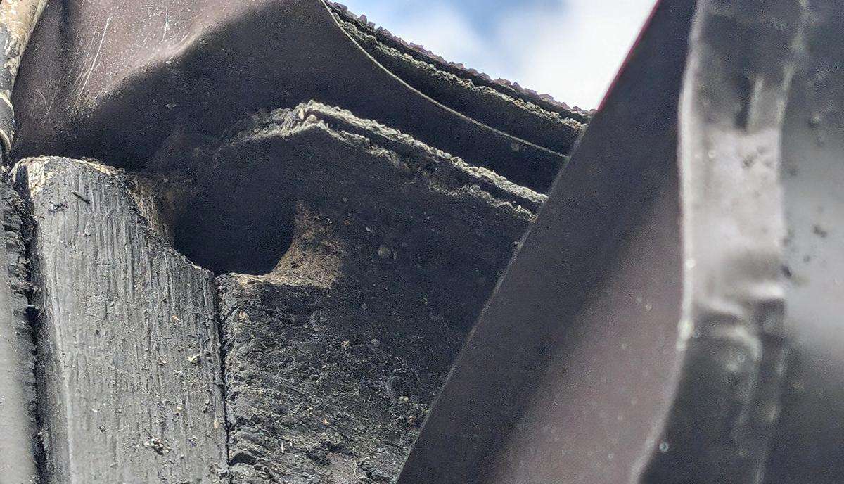 Il est très important d'inspecter régulièrement l'extérieur de la maison pour repérer des problèmes comme ce trou de rat qui a été rongé dans le vide sous toit à travers la planche de rive. 