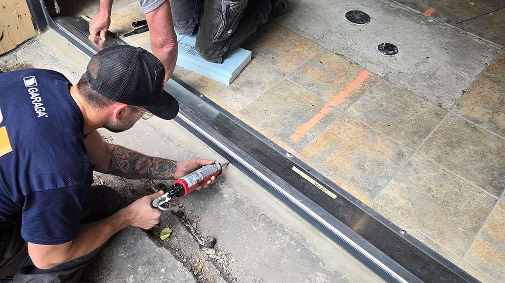 Travaux d'installation de la porte étanche