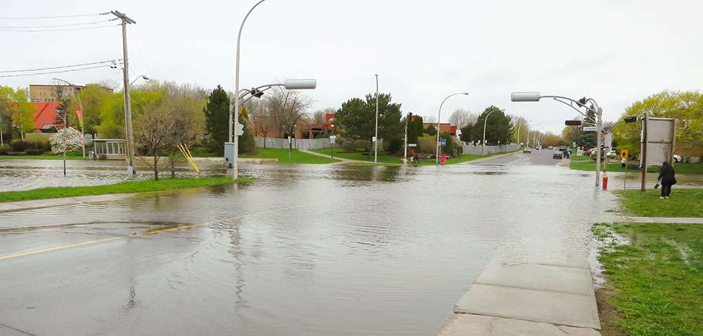 rue inondée à Montréal