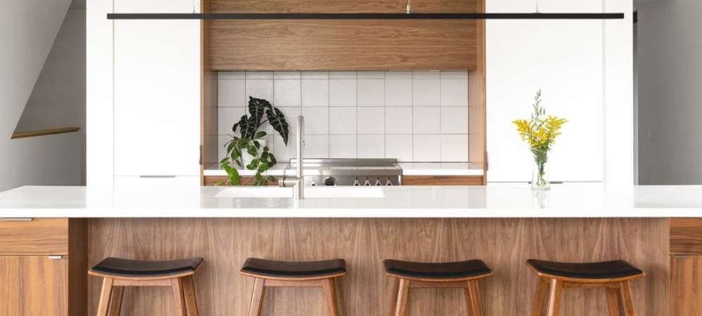 Design intérieur épuré: un bloc central regroupe tous les éléments fonctionnels