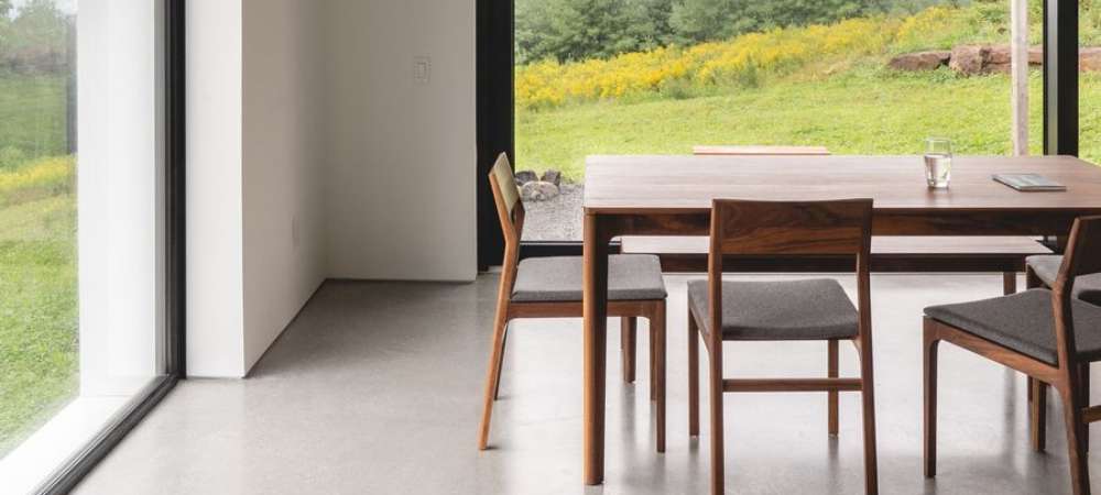 Design intérieur moderne et épuré: planchers de béton lissé et aire ouverte lumineuse