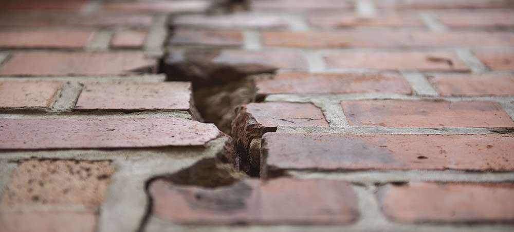 fissure dans un mur de brique