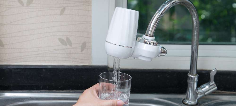 Filtrer l'eau pour enlever le plomb