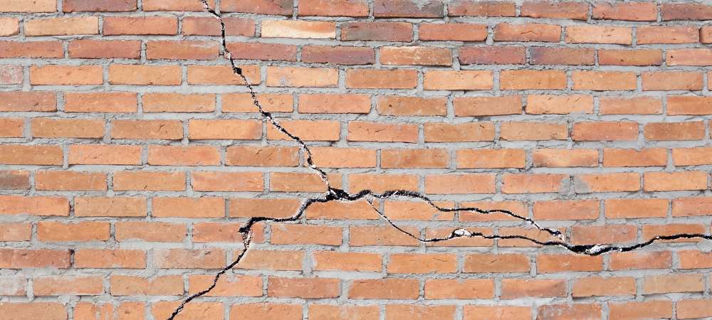 Fissures dans un mur de brique