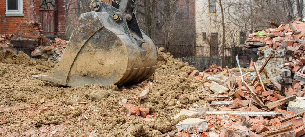 Démolition avec grue mécanique