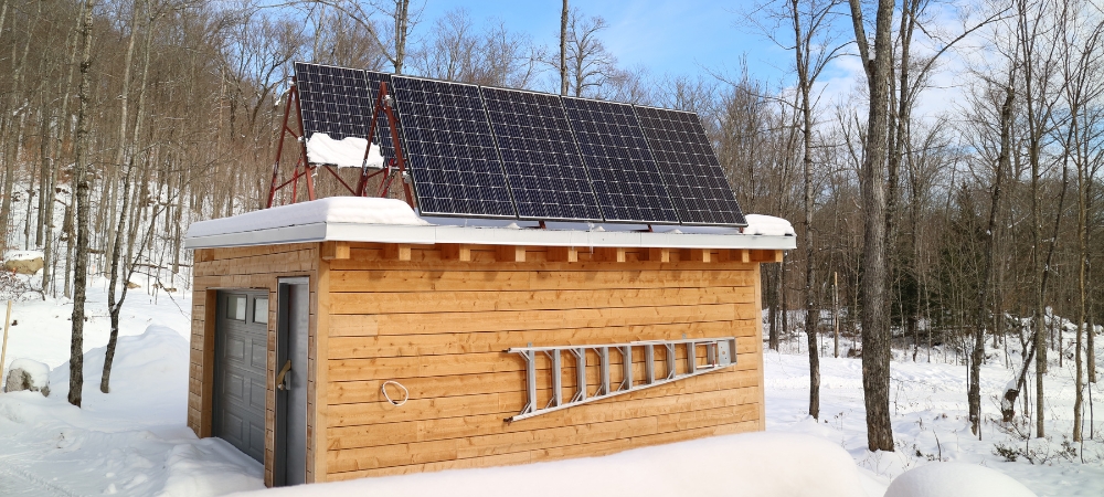 installation de panneaux solaires sur le toit d'un garage détaché