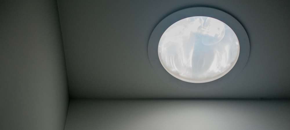 Puits de lumière tubulaire vu de l'intérieur