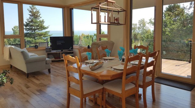 L'Heure Bleue LEED V4 Platine: aire ouverte avec vue sur le fleuve