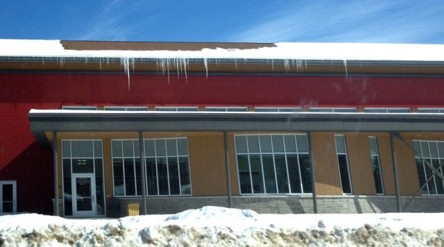Faire fondre les barrière de glace sur les bordures des toits c'est bien