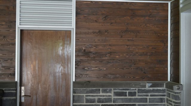 Le revêtement extérieur et la porte © Ronan Jouve, Écohabitation