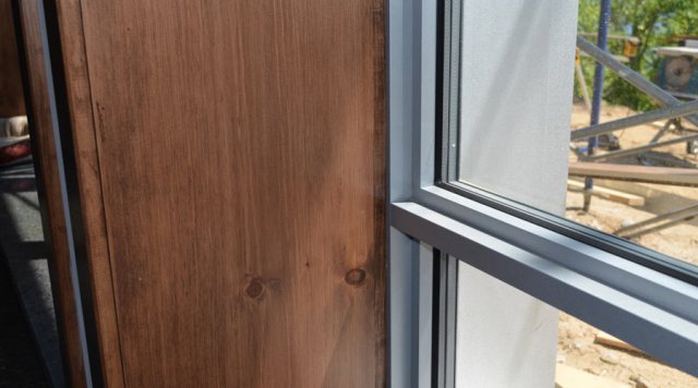 Zoom sur le montant d'une fenêtre sud © Ronan Jouve, Écohabitation