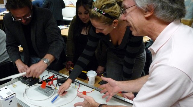 Atelier pratique lors de la formation Électricité solaire photovoltaïque, avec Jean-Pierre Desjardins ©  Céline Lecomte pour Écohabitation