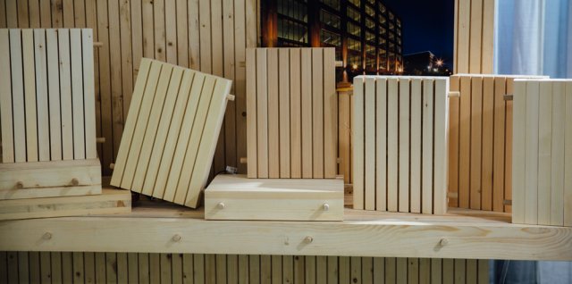 panneau de bois laminé à chevilles